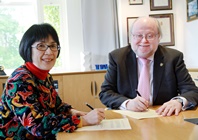 Prof. Fanny Cheung (left), Pro-Vice-Chancellor of CUHK, and Prof. Sir Steve Smith, Vice-Chancellor and Chief Executive of University of Exeter (right) signing a MOU for general collaboration.